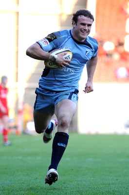 17.04.10 - Scarlets v Cardiff Blues - Magners League - Jamie Roberts of Cardiff Blues runs in to score try. 