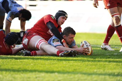 17.04.10 Scarlets v Blues... Blues Deiniol Jones scores try. 