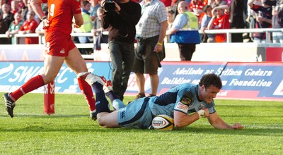 17.04.10 Scarlets v Blues... Blues XaJamie Roberts scores try. 