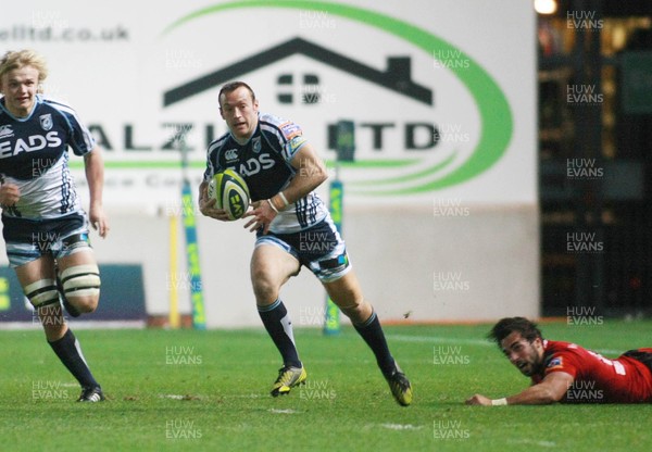 171112 Scarlets v Cardiff Blues - LV= Cup -Blues' Gareth Davies makes a break past Scarlets' Gareth Owen  