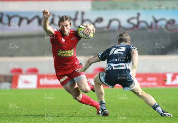 171112 Scarlets v Cardiff Blues - LV=Cup -Scarlets' Andy Fenby steps inside Blues' Gavin Evans 