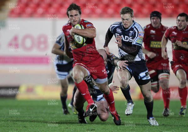 171112 Scarlets v Blues - LV= Cup - Scarlets' Andy Fenby makes a break 