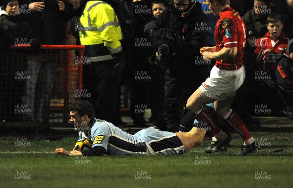 21.03.08 - Llanelli Scarlets v Cardiff Blues - Magners League - Cardiff's Jamie Roberts scores try 