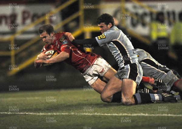 21.03.08 - Llanelli Scarlets v Cardiff Blues - Magners League - Llanelli's Dafydd James goes over for try as Jamie Roberts tackles 