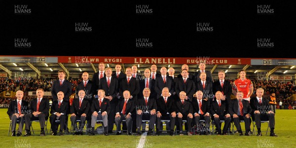 24.10.08 - Llanelli Scarlets v Bristol - EDF Energy Cup - Llanelli captains and Chairman gather for a group picture after last game at Stradey Park. 