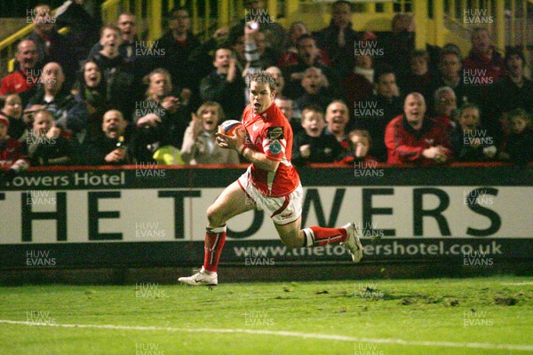 24.10.08  Llanelli Scarlets v Bristol... Llanelli Scarlets Rob Higgitt scores the final try at Stradey Park. 