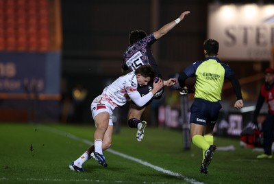 061225 - Scarlets v Bristol Bears - Investec European Champions Cup - Ellis Mee of Scarlets tackles Tom Jordan of Bristol Bears into touch