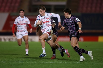 061225 - Scarlets v Bristol Bears - Investec European Champions Cup - Ellis Mee of Scarlets is tackled by Louis Rees-Zammit of Bristol Bears 