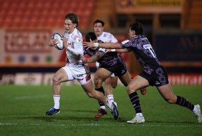 061225 - Scarlets v Bristol Bears - Investec European Champions Cup - Ellis Mee of Scarlets is tackled by Louis Rees-Zammit of Bristol Bears 