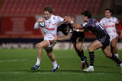 061225 - Scarlets v Bristol Bears - Investec European Champions Cup - Ellis Mee of Scarlets is tackled by Louis Rees-Zammit of Bristol Bears 
