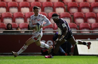 061225 - Scarlets v Bristol Bears - Investec European Champions Cup - Tom Rogers of Scarlets try is disallowed by Referee Gianluca Gnecchi 
