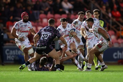 061225 - Scarlets v Bristol Bears - Investec European Champions Cup - Tom Rogers of Scarlets is challenged by James Williams of Bristol Bears 