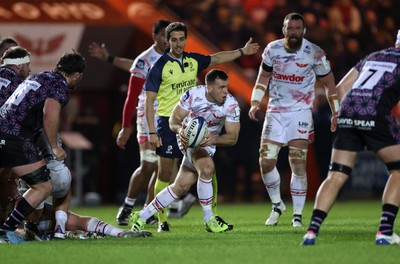 061225 - Scarlets v Bristol Bears - Investec European Champions Cup - Gareth Davies of Scarlets 