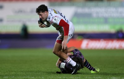 061225 - Scarlets v Bristol Bears - Investec European Champions Cup - Jac Davies of Scarlets is tackled by Tom Jordan of Bristol Bears 