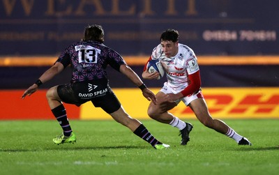 061225 - Scarlets v Bristol Bears - Investec European Champions Cup - Jac Davies of Scarlets is challenged by Benhard Janse van Rensburg of Bristol Bears 