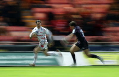 061225 - Scarlets v Bristol Bears - Investec European Champions Cup - Tom Rogers of Scarlets 