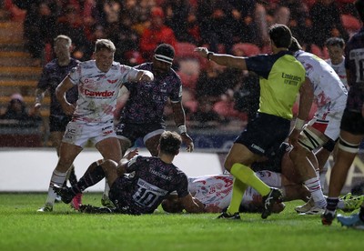061225 - Scarlets v Bristol Bears - Investec European Champions Cup - Gareth Davies of Scarlets scores a try