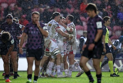 061225 - Scarlets v Bristol Bears - Investec European Champions Cup - Gareth Davies of Scarlets celebrates scoring a try with team mates