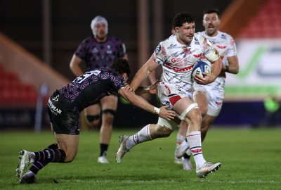 061225 - Scarlets v Bristol Bears - Investec European Champions Cup - Fletcher Anderson of Scarlets is tackled by Tom Jordan of Bristol Bears 