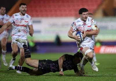 061225 - Scarlets v Bristol Bears - Investec European Champions Cup - Fletcher Anderson of Scarlets is tackled by Tom Jordan of Bristol Bears 