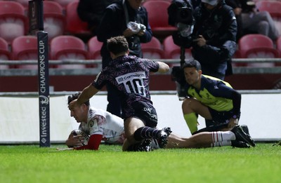 061225 - Scarlets v Bristol Bears - Investec European Champions Cup - Jac Davies of Scarlets try was later disallowed by Referee Gianluca Gnecchi 