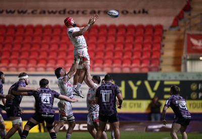 061225 - Scarlets v Bristol Bears - Investec European Champions Cup - Josh Macleod of Scarlets wins the ball in the line out