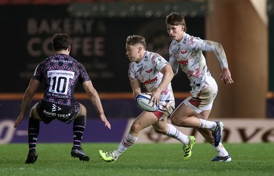 061225 - Scarlets v Bristol Bears - Investec European Champions Cup - Sam Costelow and Ellis Mee of Scarlets 