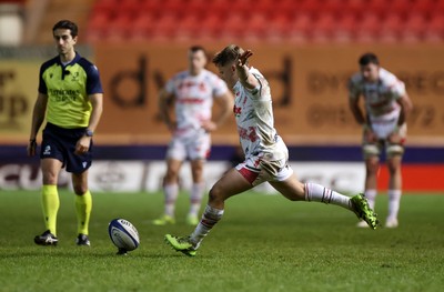 061225 - Scarlets v Bristol Bears - Investec European Champions Cup - Sam Costelow of Scarlets kicks a penalty