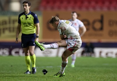 061225 - Scarlets v Bristol Bears - Investec European Champions Cup - Sam Costelow of Scarlets kicks a penalty