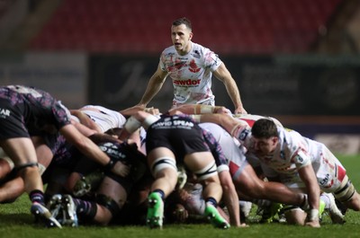 061225 - Scarlets v Bristol Bears - Investec European Champions Cup - Gareth Davies of Scarlets 