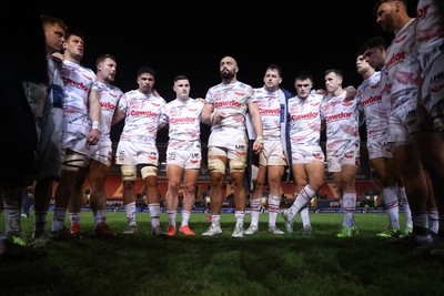 061225 - Scarlets v Bristol Bears - Investec European Champions Cup - Josh Macleod of Scarlets speaks in the team huddle at full time