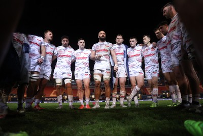 061225 - Scarlets v Bristol Bears - Investec European Champions Cup - Josh Macleod of Scarlets speaks in the team huddle at full time