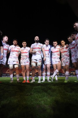 061225 - Scarlets v Bristol Bears - Investec European Champions Cup - Josh Macleod of Scarlets speaks in the team huddle at full time