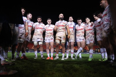 061225 - Scarlets v Bristol Bears - Investec European Champions Cup - Josh Macleod of Scarlets speaks in the team huddle at full time