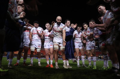 061225 - Scarlets v Bristol Bears - Investec European Champions Cup - Josh Macleod of Scarlets in the team huddle at full time