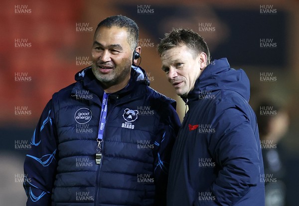 061225 - Scarlets v Bristol Bears - Investec European Champions Cup - Bristol Bears Head Coach Pat Lam and Scarlets Head Coach Dwyane Peel 