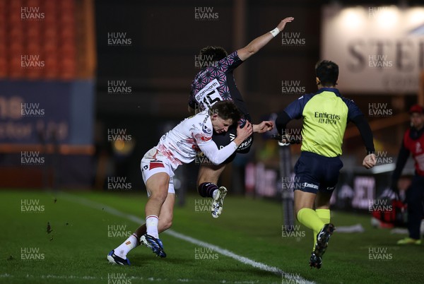 061225 - Scarlets v Bristol Bears - Investec European Champions Cup - Ellis Mee of Scarlets tackles Tom Jordan of Bristol Bears into touch