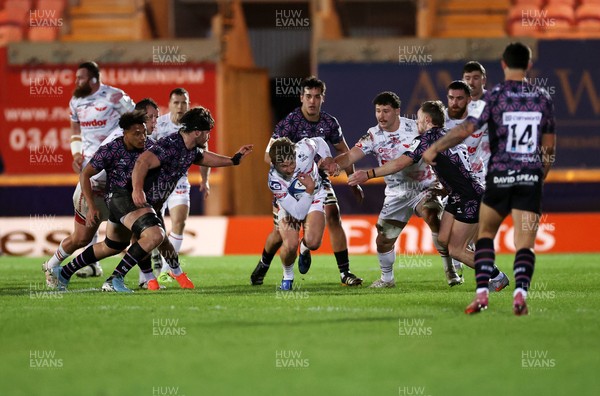 061225 - Scarlets v Bristol Bears - Investec European Champions Cup - Ellis Mee of Scarlets wins the high ball