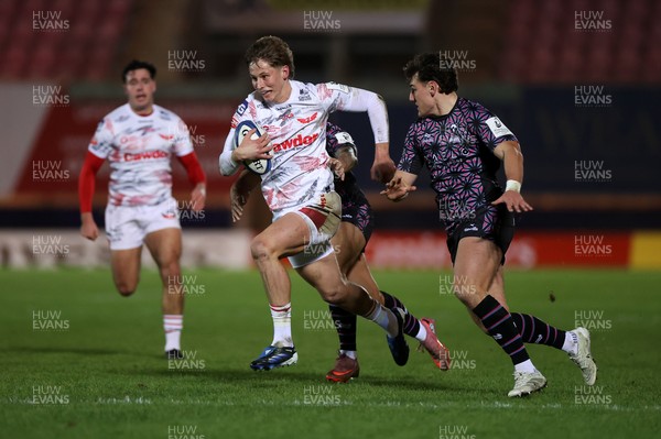 061225 - Scarlets v Bristol Bears - Investec European Champions Cup - Ellis Mee of Scarlets is tackled by Louis Rees-Zammit of Bristol Bears 