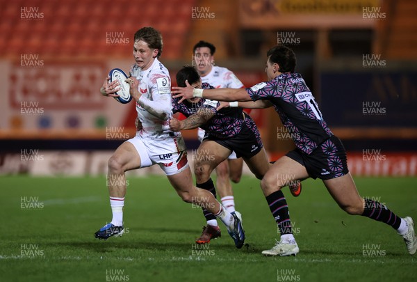 061225 - Scarlets v Bristol Bears - Investec European Champions Cup - Ellis Mee of Scarlets is tackled by Louis Rees-Zammit of Bristol Bears 