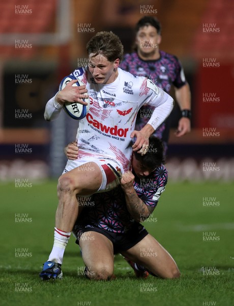 061225 - Scarlets v Bristol Bears - Investec European Champions Cup - Ellis Mee of Scarlets is tackled by Louis Rees-Zammit of Bristol Bears 