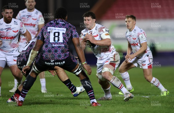 061225 - Scarlets v Bristol Bears - Investec European Champions Cup - Fletcher Anderson of Scarlets is challenged by Viliame Mata of Bristol Bears 