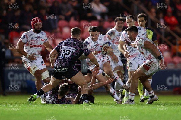 061225 - Scarlets v Bristol Bears - Investec European Champions Cup - Tom Rogers of Scarlets is challenged by James Williams of Bristol Bears 