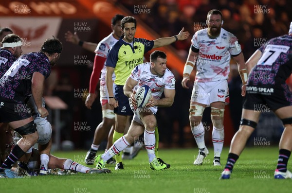 061225 - Scarlets v Bristol Bears - Investec European Champions Cup - Gareth Davies of Scarlets 