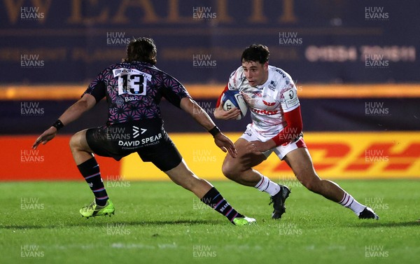 061225 - Scarlets v Bristol Bears - Investec European Champions Cup - Jac Davies of Scarlets is challenged by Benhard Janse van Rensburg of Bristol Bears 