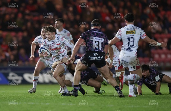 061225 - Scarlets v Bristol Bears - Investec European Champions Cup - Ellis Mee of Scarlets makes a break