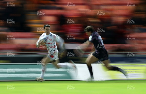 061225 - Scarlets v Bristol Bears - Investec European Champions Cup - Tom Rogers of Scarlets 