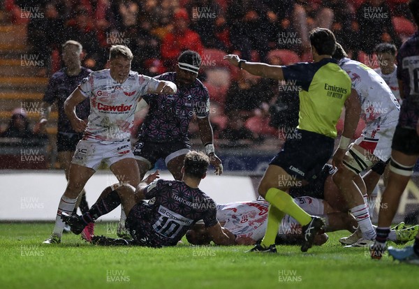 061225 - Scarlets v Bristol Bears - Investec European Champions Cup - Gareth Davies of Scarlets scores a try