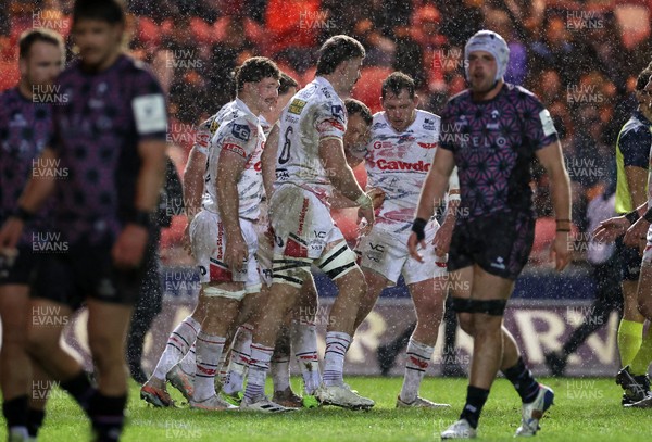 061225 - Scarlets v Bristol Bears - Investec European Champions Cup - Gareth Davies of Scarlets celebrates scoring a try with team mates
