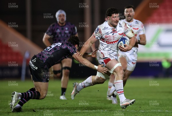 061225 - Scarlets v Bristol Bears - Investec European Champions Cup - Fletcher Anderson of Scarlets is tackled by Tom Jordan of Bristol Bears 